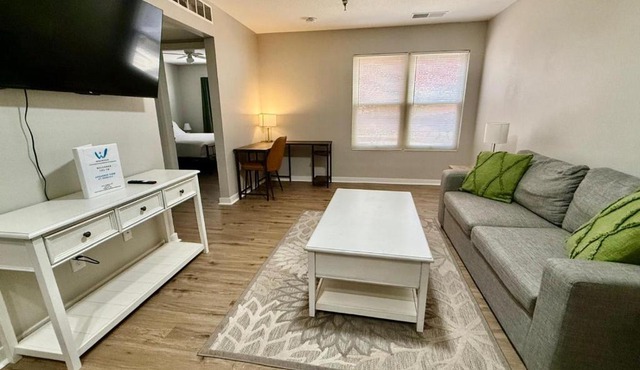 Cozy Aksarben Living-close to I-80 & WFH desk