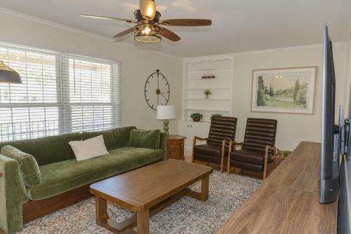 Cozy and Roomy Getaway in Macon - Perfect for Groups