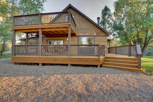 Cozy Augusta Cabin w/Furnished Deck & Grill!
