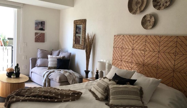 Cozy Boho Studio, One Block to the Beach