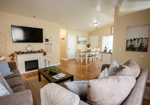Cozy Condo 4 Miles to Park Entrance with BBQ and Steps to Dining