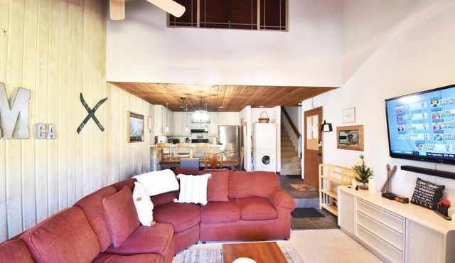 COZY Condo at Canyon Lodge! Sleeps 8, a walk to Canyon Lodge