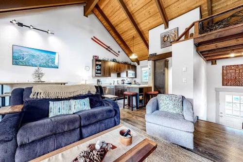 Cozy Condo Scenic Balcony Adjacent Golf Course