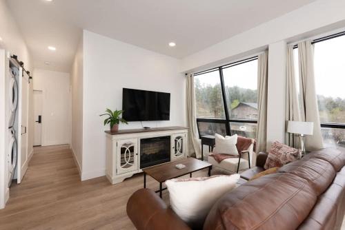 Cozy Condo with Beautiful View of Evergreen