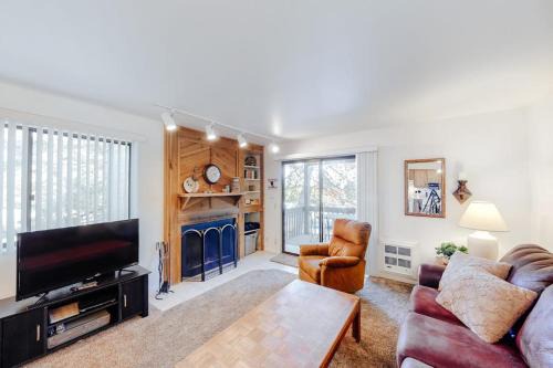 Cozy condo with fireplace clubhouse access free Wifi & shared Pool & Hot Tub