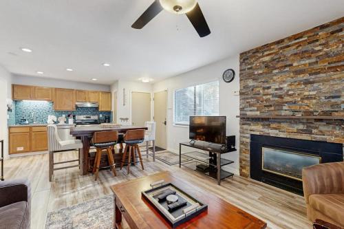 Cozy condo with fireplace clubhouse access free Wifi & shared Pool & Hot Tub