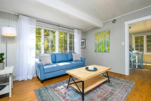 Cozy cottage among trees - close to PDX