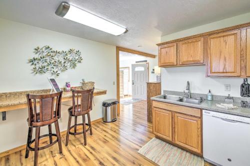 Cozy Cottage Studio: Stunning Mountain Views!