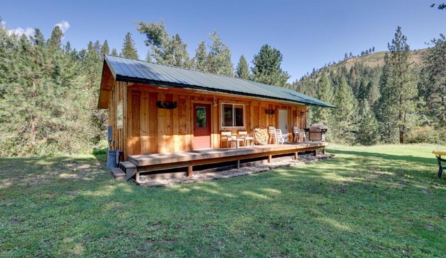Cozy Countryside Cabin in Robie Creek Park!