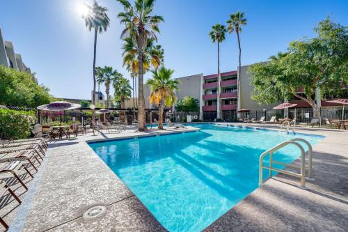 Cozy Couple's Condo! Walk to Old Town Scottsdale