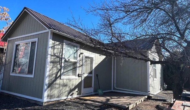Cozy downtown bungalow minutes from Black Canyon