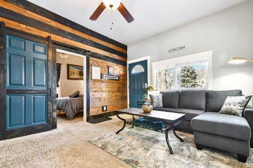 Cozy Downtown Retreat with Private Yard, Fire Pit, Queen Suite, Full Kitchen, Office Space, Fast WiFi, and Easy Walk to Restaurants and Local Trails