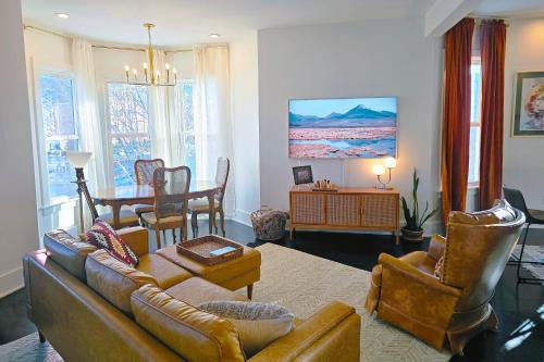 Cozy Eclectic Victorian, 4 Beds, Near Lake & Trail