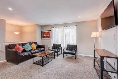 Cozy Family Home with Large Yard near Quincy reservoir
