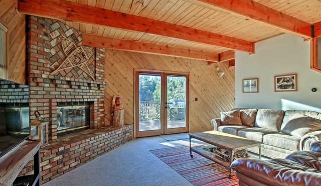 Cozy Getaway Cabin Deck and Hot Tub with Views!