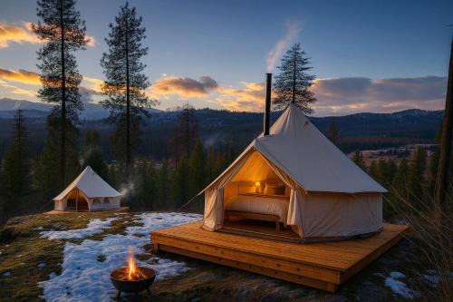 Cozy Glamping Escape with Mountain Views and Quiet Evenings in Sandpoint, Idaho