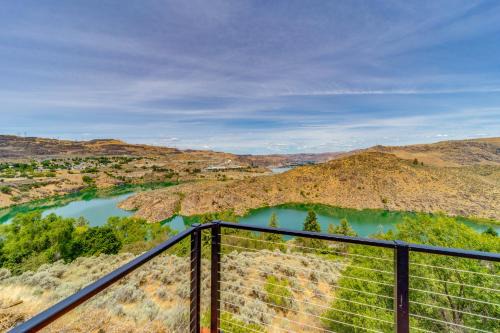 Cozy Grand Coulee Home w/Deck & Views!