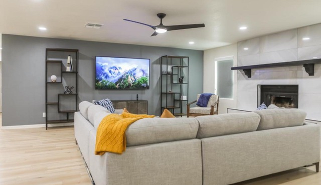 Cozy house w putting green mtn views BBQ