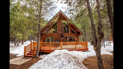 Cozy Island Park Cabin with Hot Tub & Lake Access near Rentals in Island Park, Idaho