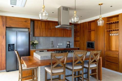 Cozy Lux Villa with Pool and Jacuzzi, near Golf Course