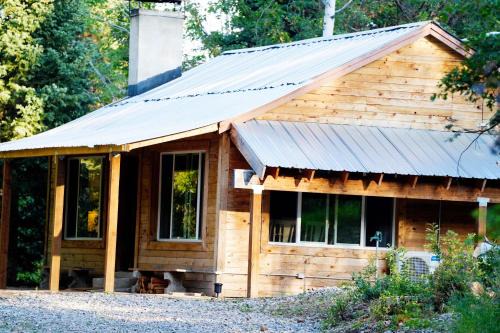 Cozy Nature Retreat Cabin with Fireplace