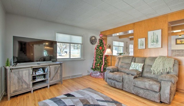 Cozy Postville Retreat w/Fireplaces & Yard!