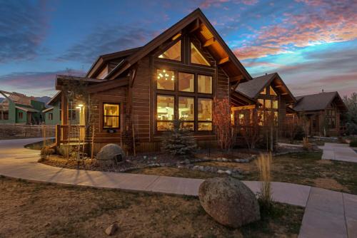 Cozy & Relaxing – Indoor/Outdoor Fireplace, Jacuzzi and BBQ grill