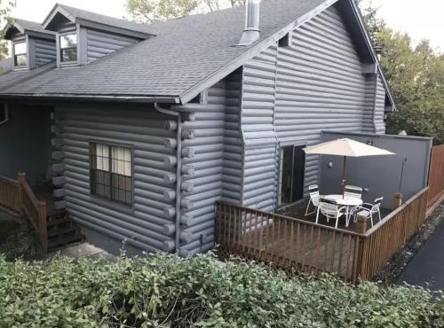 Cozy Rustic Cabin! 3 miles from the strip!