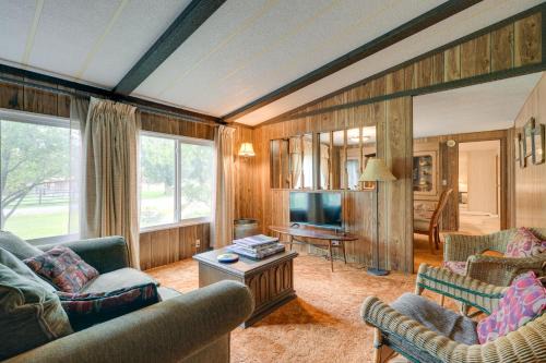 Cozy Salmon Home w/Mountain Views & River Access