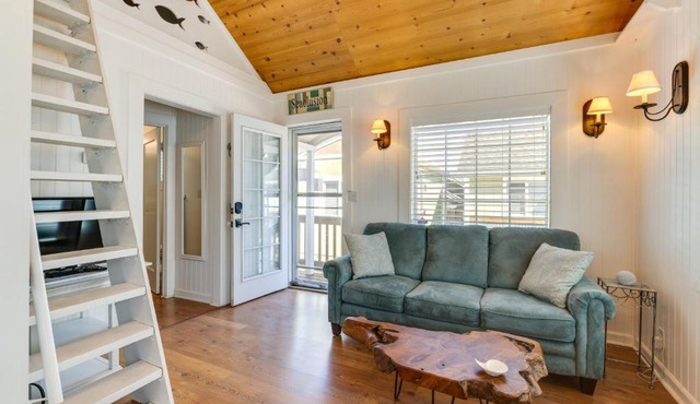 Cozy Seaside Cottage, Steps to Downtown and Beach