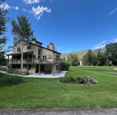 Cozy Secluded EagleVail 2 bed 2 bathroom On Golf Course