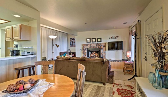 Cozy Stateline Condo with Hot Tub Access and Lake View