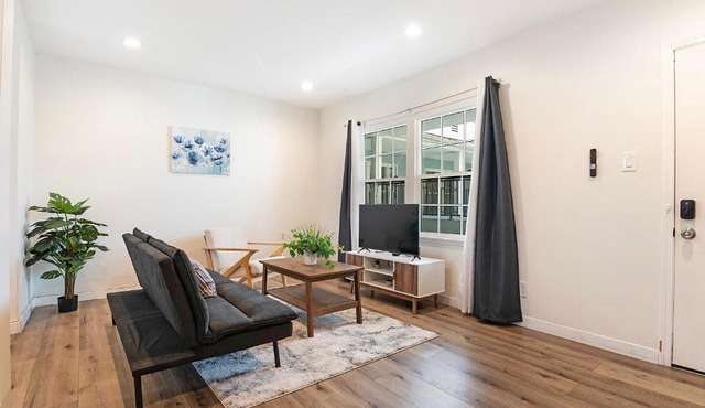 Cozy Studio Suite Near Beverly Hills for Two