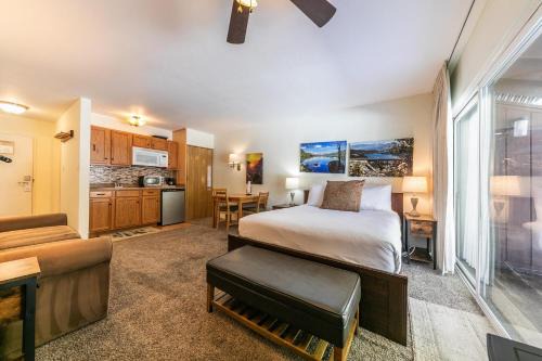 Cozy Studio w/Kitchenette and Balcony #212 at Donner Lake Village
