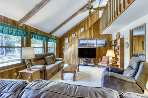 Cozy Sunriver Home with Hot Tub Wood Stove SHARC Passes