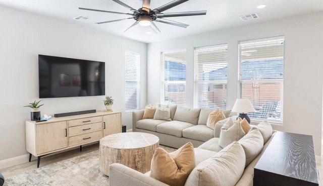 Cozy Sweet Retreat Brand New Private Home w Spa Game Room and Firepit