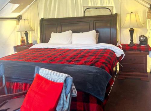 Cozy Tented Cabin with Stunning Sights in Conner, Montana