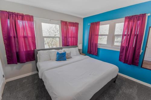 Cozy upper unit great for family visiting Zoo medica campus and downtown