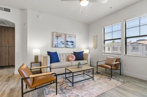 CozySuites Glendale by the stadium w pool! 11
