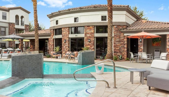 CozySuites Glendale by the stadium with pool 03