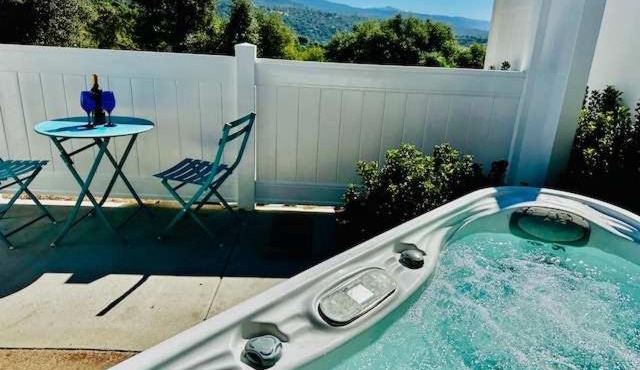 Creature Comforts Suite-Private Hot Tub-Sleeps 2