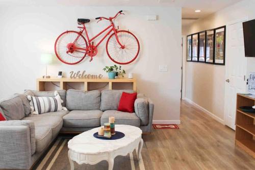 Creek Side Stay 2 miles from downtown and hiking