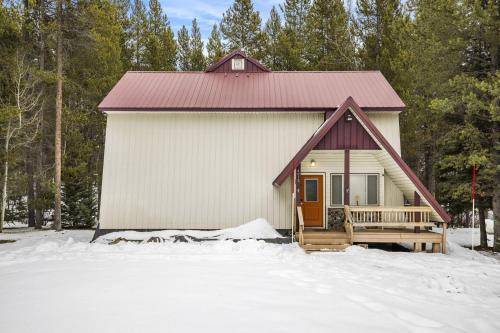 Creekside Cabin with Backyard and Foosball Table Great for Groups in Idaho
