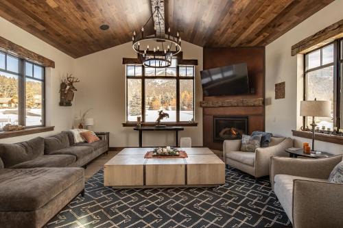 Creekside Chalet