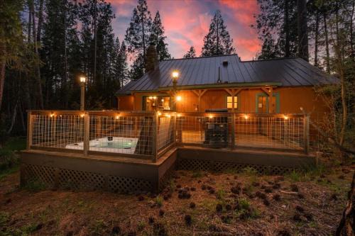 Cub House- Remodeled cabin INSIDE Yosemite with new hot tub and more