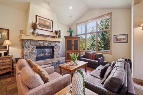 Cucumber 44 In the exclusive Shock Hill Neighborhood, Gondola Access, Pet friendly, Hot Tub