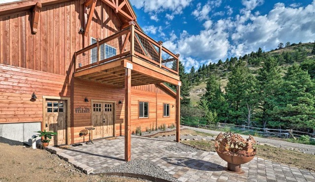 Custom Livingston Apt w/Balcony + Mountain Views!