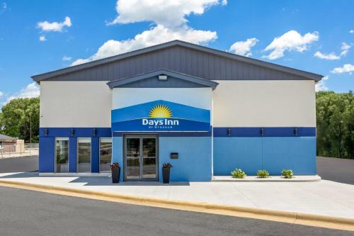 Days Inn by Wyndham La Crosse
