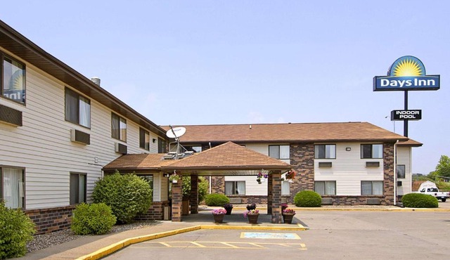 Days Inn & Suites by Wyndham Davenport East