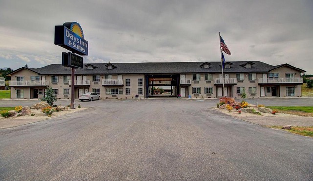 Days Inn & Suites by Wyndham Lolo